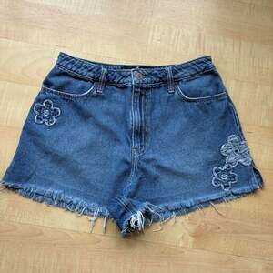 Hollister Y2K Denim Mini Shorts with Flower Applique Detail